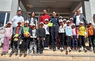 Polisleri ziyaret eden minikler gönüllere dokundu