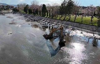 Porsuk Çayı’nı temizleyen 30 tonluk dev ekskavatör...