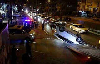 Refüje çarpıp taklalar atan araçtan genç sürücü...