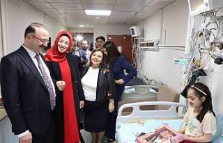 Rektör Ahmet Hacımüftüoğlu ile eşinden anlamlı...