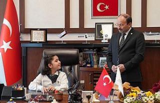 Rektör Çakmak, 23 Nisan’da makamını çocuklara...