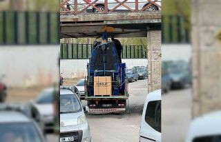 Römork yüklü kamyon köprüye takıldı