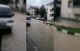 Sağanak sonrası yollar göle döndü, iş yerlerini...