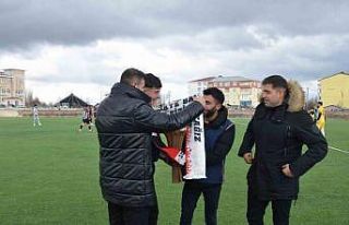 Sahaya attığı pet şişenin isabet ettiği polise...