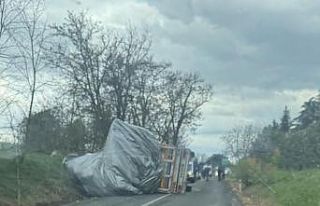 Saman yüklü tır devrildi: 1 yaralı