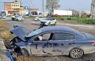 Samsun’da otomobil duvara çarptı: 2 yaralı
