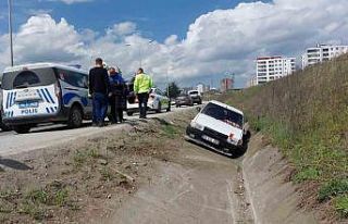 Samsun’da yoldan çıkan otomobil su kanalına girdi:...