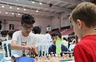 Satranç tutkunları ’Geleneksel Kyme Satranç Turnuvası’nda...