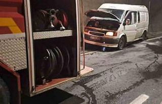 Seyir halindeki minibüs alev aldı