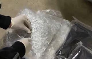 Seyyar pazarcının hediye paketlerinden uyuşturucu...