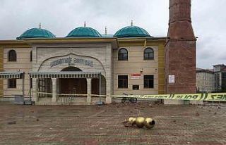 Sivas’ta cami minaresine yıldırım düştü