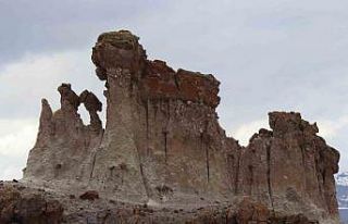 Süslünün Kaşı Kayalıkları göz dolduruyor