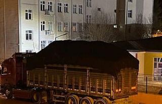 Talaş yüklü tırdan yükselen duman korkuttu