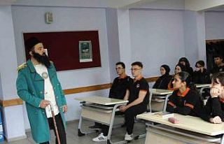 Tarihi karakterleri sınıfta öğrencileriyle buluşturuyor
