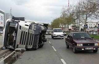 Temizlik malzemesi yüklü tır devrildi: 1 yaralı