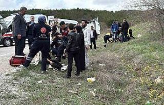 Tır ve yolcu servisi çarpıştı: 6 yaralı