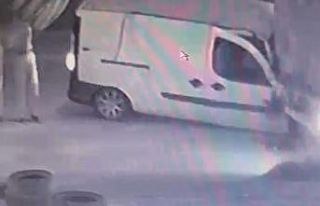 Tırın altına giren araçtan kendi imkanlarıyla...