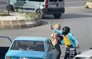 Trafikteki kavga kamerada: Öfkeli sürücü otomobilin...