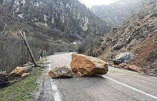 Tunceli-Erzincan karayoluna dev kaya parçaları düştü