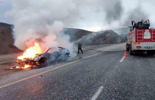 Tunceli’de seyir halindeki araç alev aldı