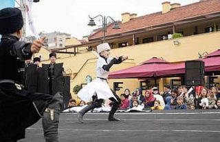 Türk dünyası çocuklarından coşkulu halk oyunu...