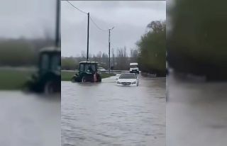 Tutak’ta yağmur köy yolunu göle çevirdi