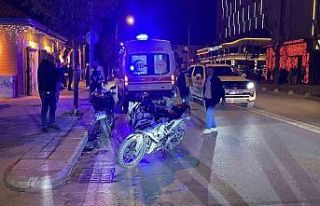 U dönüşü yapan ticari araç motosikletle çarpıştı:...