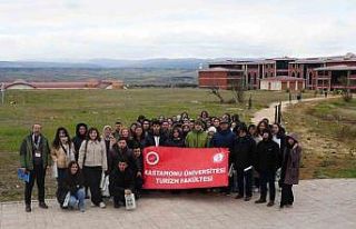 Üniversite öğrencilerine Tarihi İstiklal Yolu...