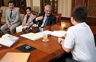 Vali Makas, makamını öğrencilere devretti