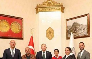 Vali Polat, şampiyonu makamında ağırladı