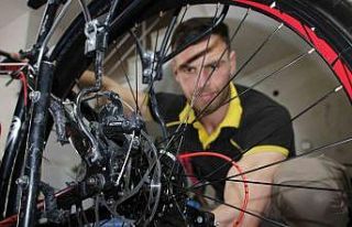 Van’da baharın gelmesiyle bisiklet tamircileri...