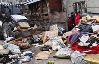 Van’da bir evden iki kamyon çöp çıktı