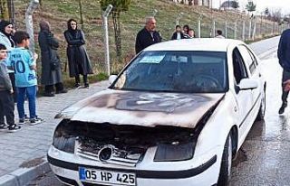 Van’da seyir halindeki otomobilin motoru yandı