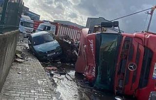 Virajı alamayan tır park halindeki araçların üstüne...