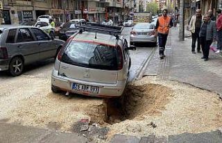 Yağışın etkisiyle çöken zeminde park halinde...