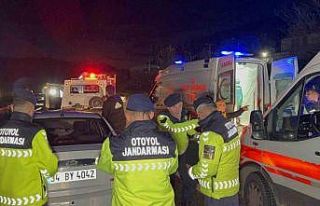 Yaralı sürücü özel eşyası için ambulanstan...