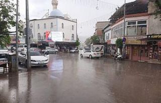 Yavuzeli’nde sağanak yağış çiftçinin yüzünü...