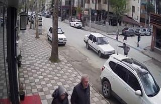 Yayaya otomobilin çarpma anı kameraya yansıdı