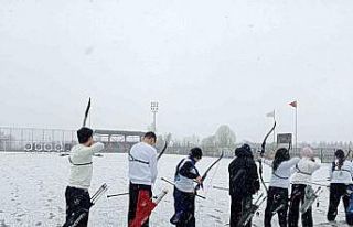 Yaylar gerildi oklar hedefe atıldı