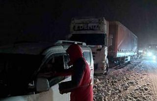 Yoğun kar nedeniyle yolda kalanlara Kızılay’dan...