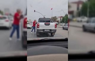 Yol kavgasında yaşlı adamı yumrukladı