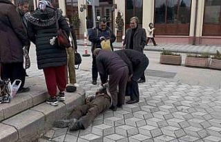 Yolda yürürken kalp krizi geçiren şahıs hayatını...
