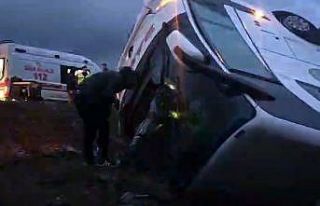 Yoldan çıkan otobüs tarlaya uçtu: 2 ölü, 25...