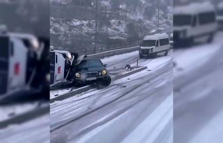 Yollar buz pistine döndü, minibüs devrildi, otomobil...