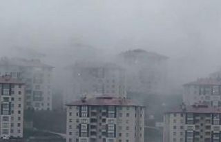 Yüksekova’da binaların üzerini kaplayan yağmur...