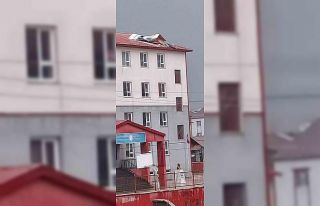 Yüksekova’da fırtına okulun çatısını uçurdu