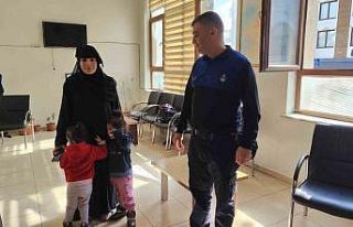 Zabıta sokak sokak kayıp kardeşlerin annesini aradı