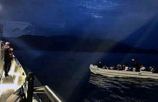 12 düzensiz göçmen kurtarıldı, bir göçmen kaçakçısı...