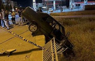 16 yaşındaki sürücü kaldırımdaki panoya çarptı