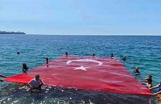 19 Mayıs’ı denizde dev Türk bayrağı açarak...